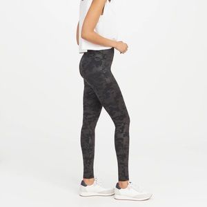 [SPANX] Faux Leather Camo Leggings - SMALL